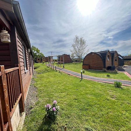 فندق Hedgehog Glamping Pod School House Farm Leighton  المظهر الخارجي الصورة