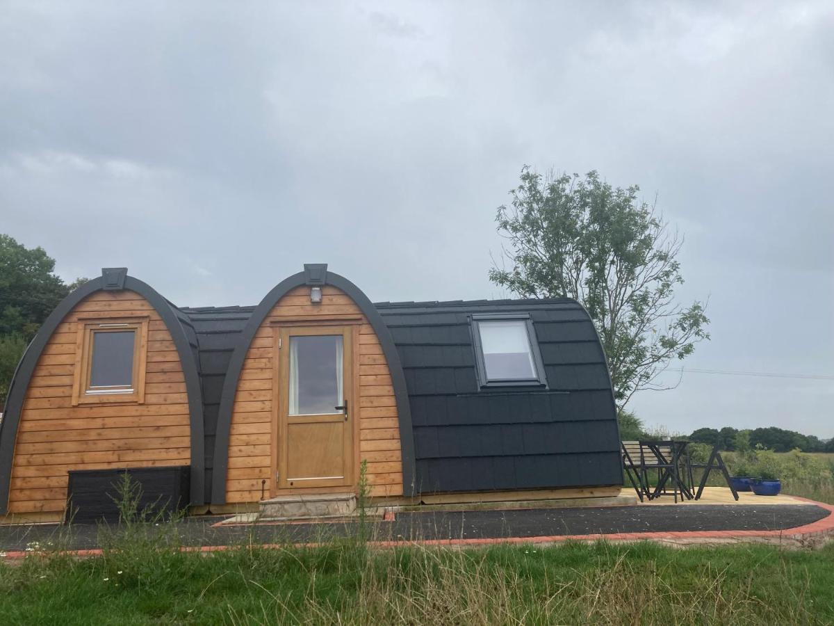 فندق Hedgehog Glamping Pod School House Farm Leighton  المظهر الخارجي الصورة