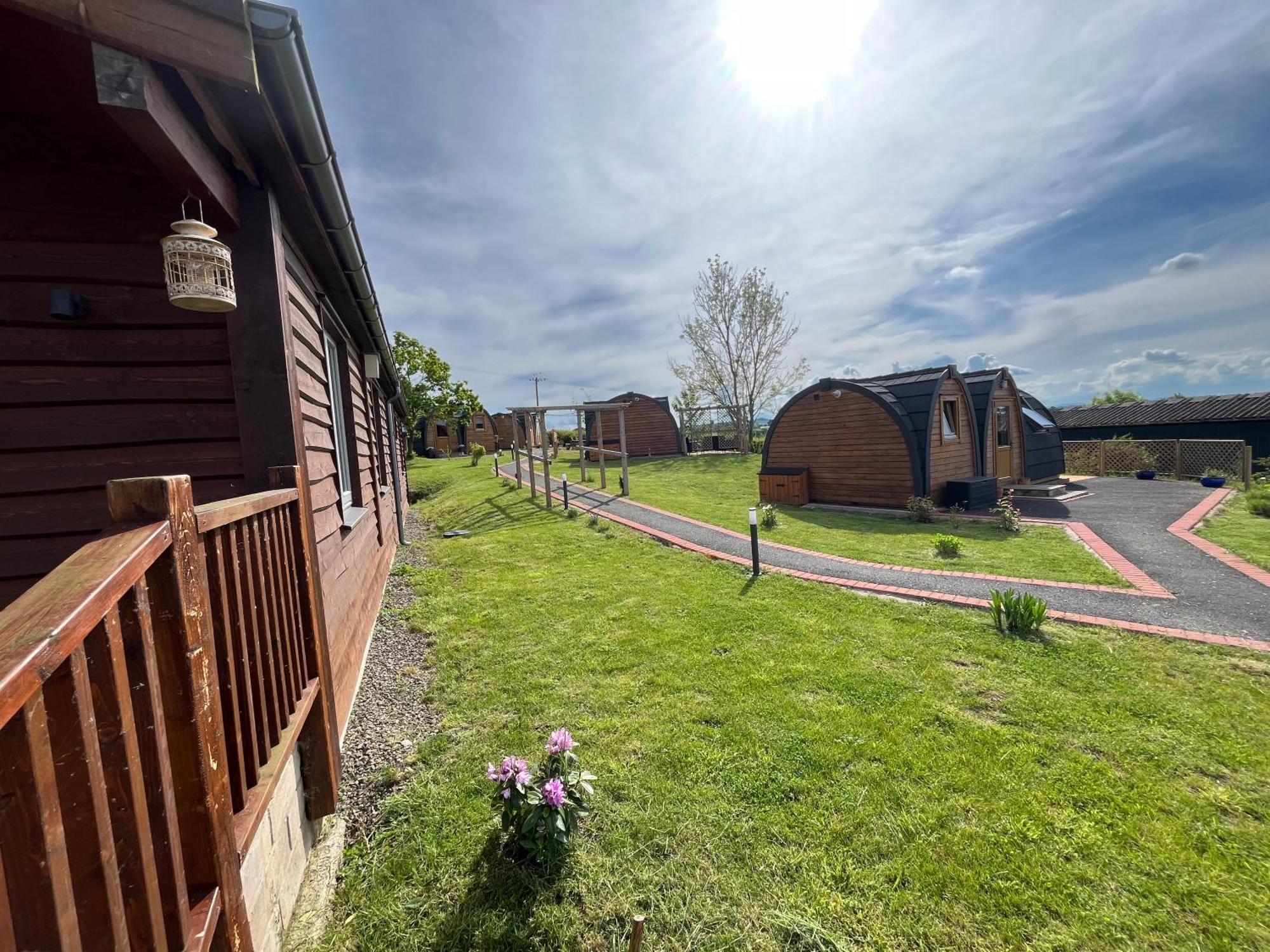 فندق Hedgehog Glamping Pod School House Farm Leighton  المظهر الخارجي الصورة